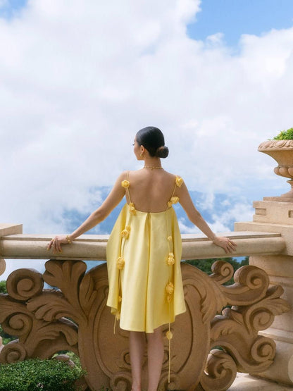 Rückenfreies Minikleid mit 3D-Rosen-Trägern Gelb