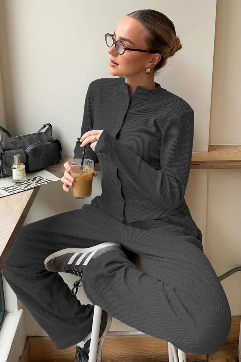 Detailansicht des gerippten Cardigans mit Mock-Neck-Kragen