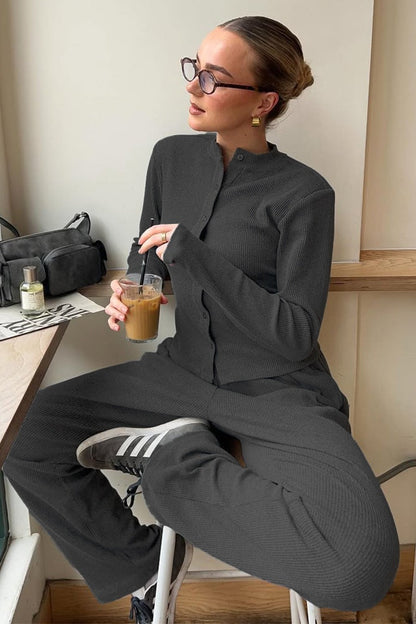 Detailansicht des gerippten Cardigans mit Mock-Neck-Kragen