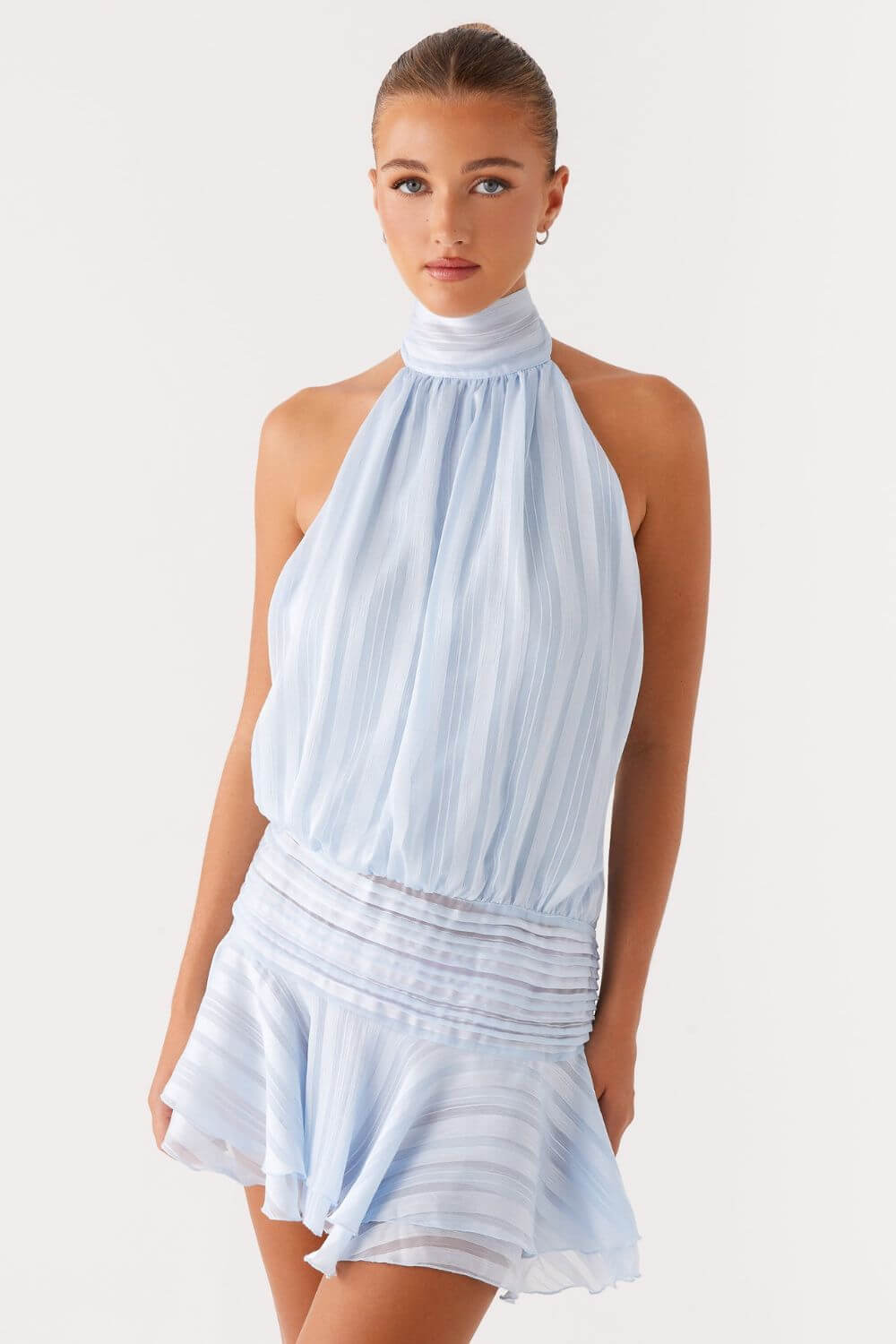 Satin-Kleid mit gerafftem Ausschnitt und kurzen Rüschenärmeln
