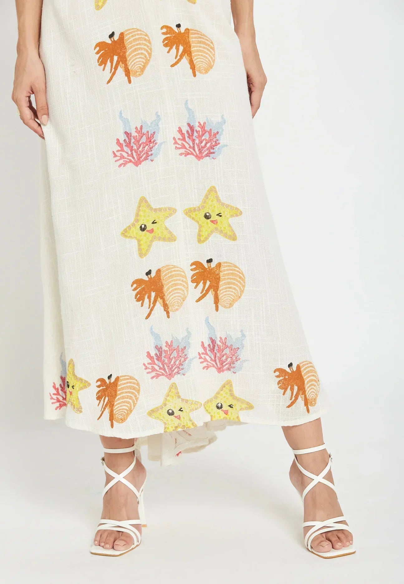 Nahaufnahme des leichten Stoffes und der Stickerei am fließenden Damen Maxikleid
