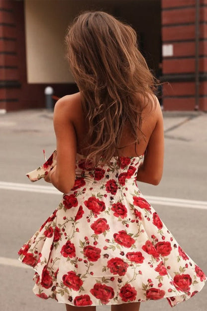 Kurzes Halterneck-Minikleid mit Print in Nahaufnahme des Oberteils