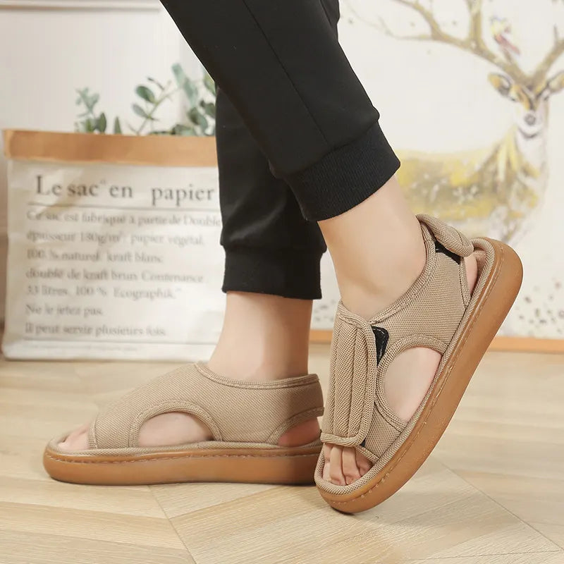 Damen Sandalen mit Klettverschluss und rutschfester Sohle in Seitenansicht