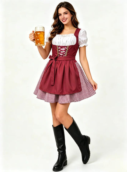 Nahaufnahme des Schnürmieders am Damen-Dirndl in Rot und Blau