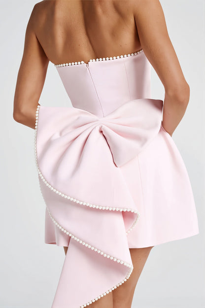 Trägerloses Mini Kleid für Damen mit femininer Silhouette