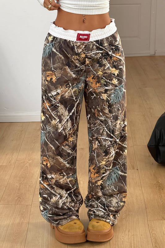 Damen weite High-Waist-Hose mit Print und Colorblock-Design in Frontansicht
