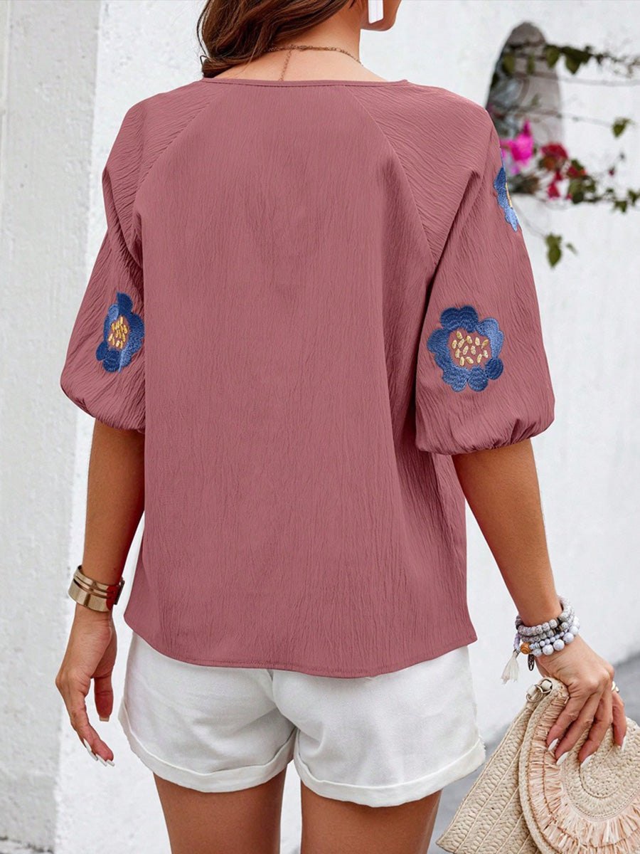 Damenbluse mit Bindedetail und bestickter Front