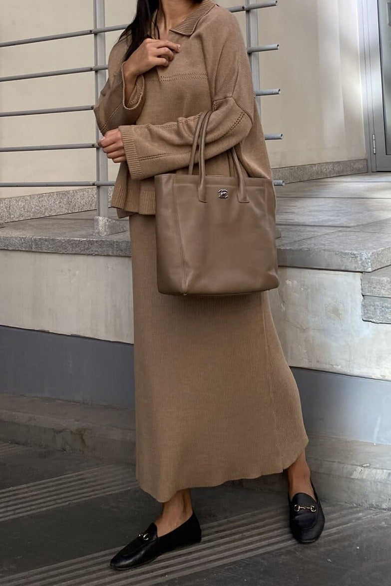 Elegantes Strickensemble mit Pullover und Midirock