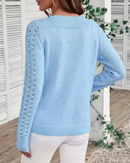 Detailansicht des Bootsausschnitts am gestrickten Damenpullover