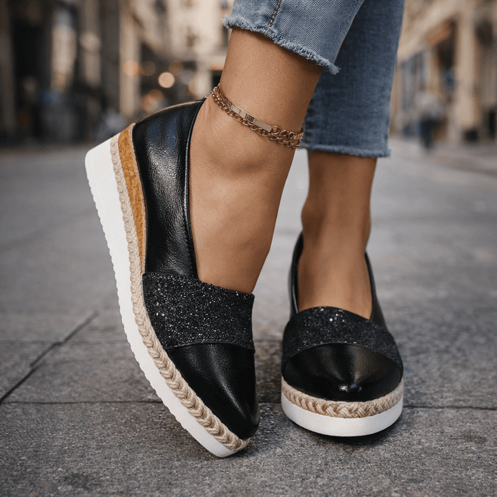 Elegante rutschfeste Keilsandalen für Damen in schräger Produktansicht
