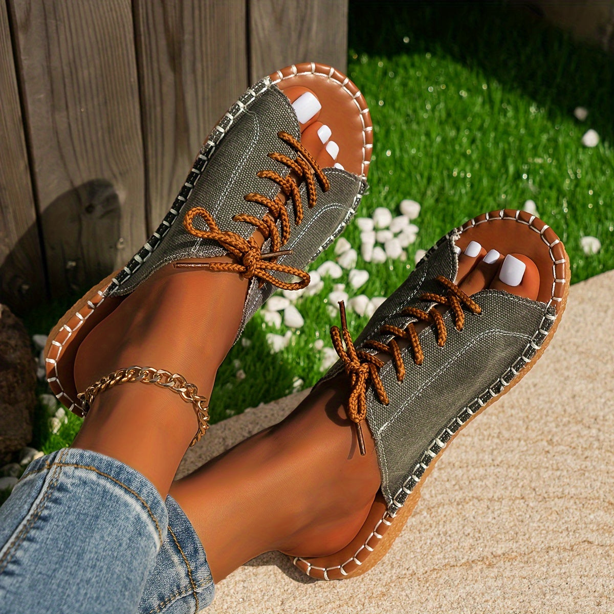 Damen-Sandalen mit Schnürung und flacher Sohle im Detail