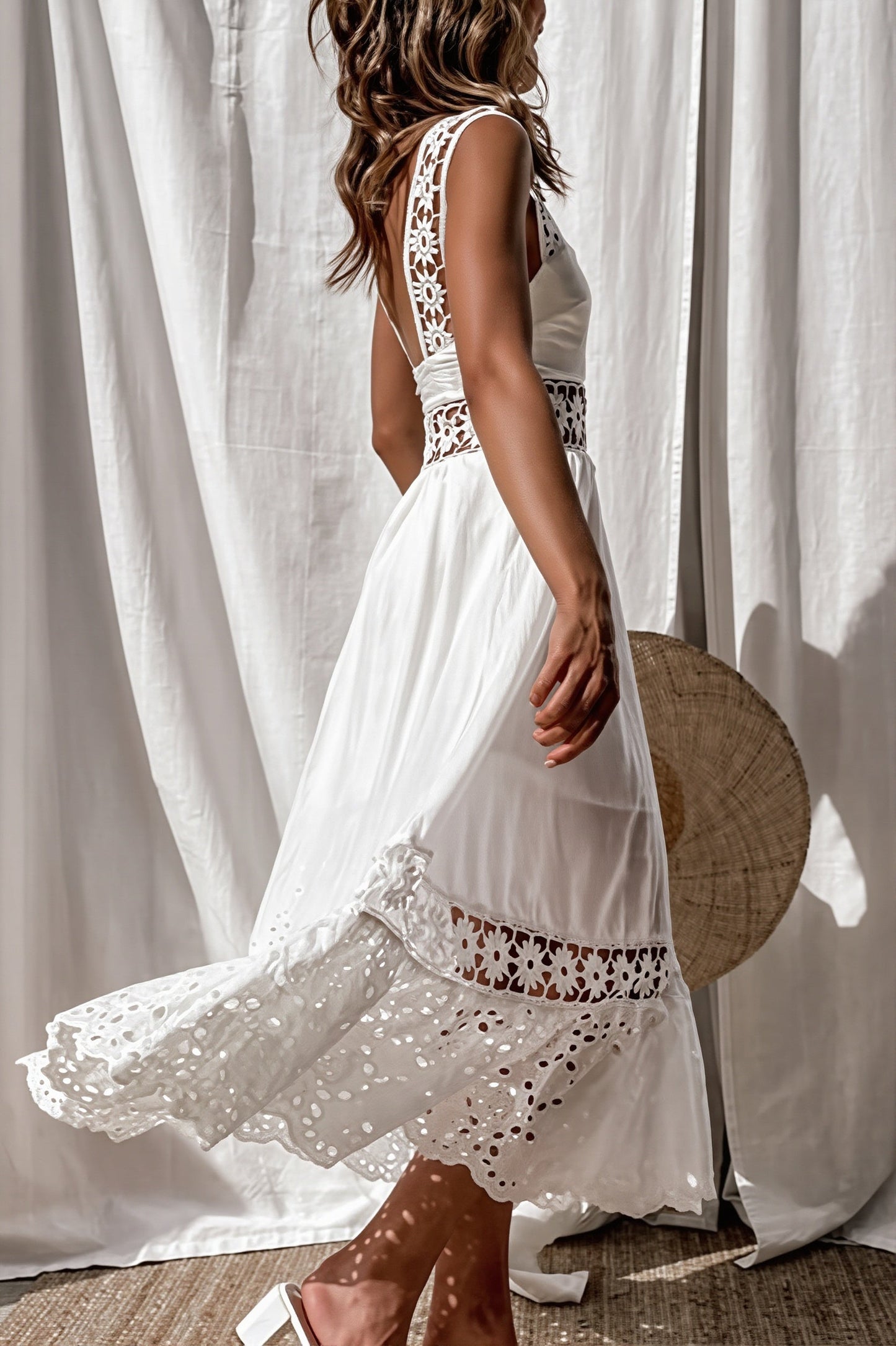 Frontansicht eines luftigen Damen-Maxikleids mit Spitzenbesatz und Cut-Out-Details
