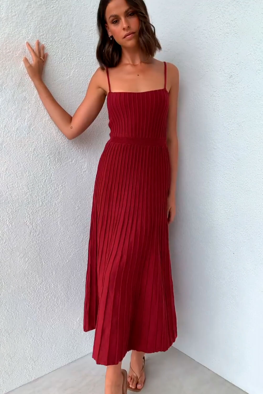 Plissiertes Midikleid aus Strick mit Spaghetti-Trägern