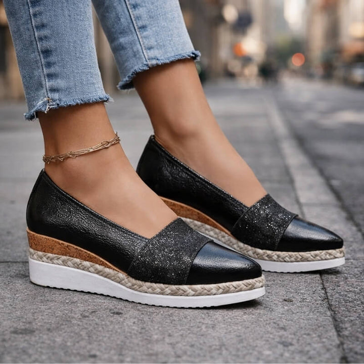 Rutschfeste Slip-On-Keilsandalen für Damen in Nahaufnahme