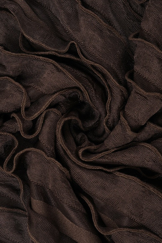 Seitenansicht der Kurzbluse mit Rüschen und leichtem Stoff