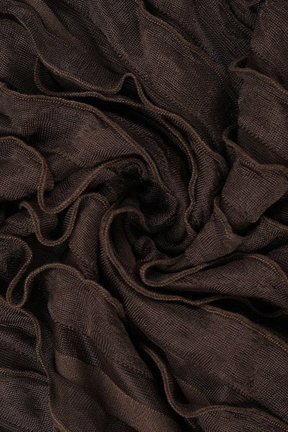 Seitenansicht der Kurzbluse mit Rüschen und leichtem Stoff