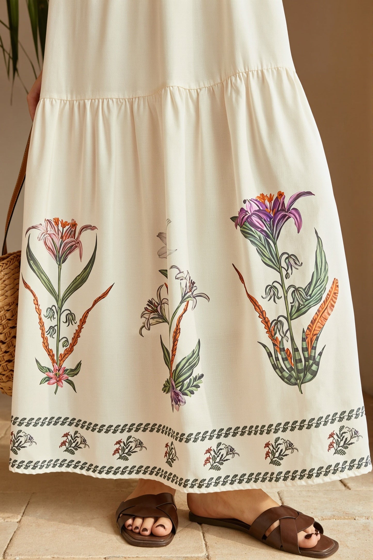 Detailaufnahme des Blumenprints und des Bandeau-Oberteils am Maxikleid