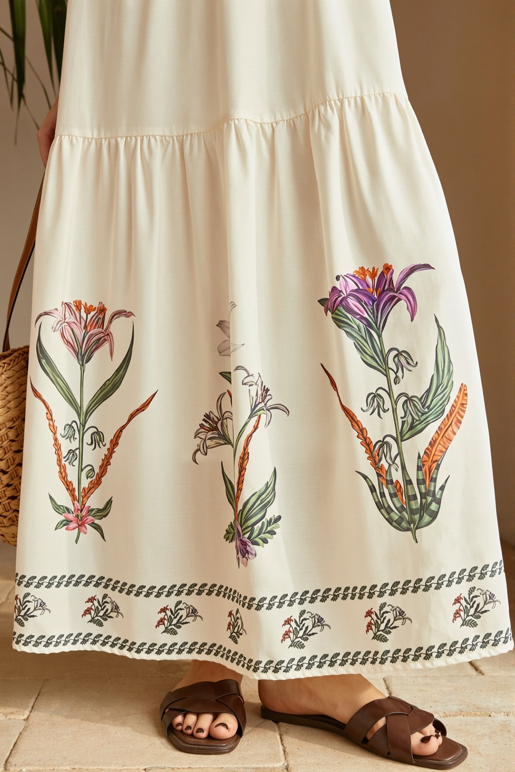 Detailaufnahme des Blumenprints und des Bandeau-Oberteils am Maxikleid