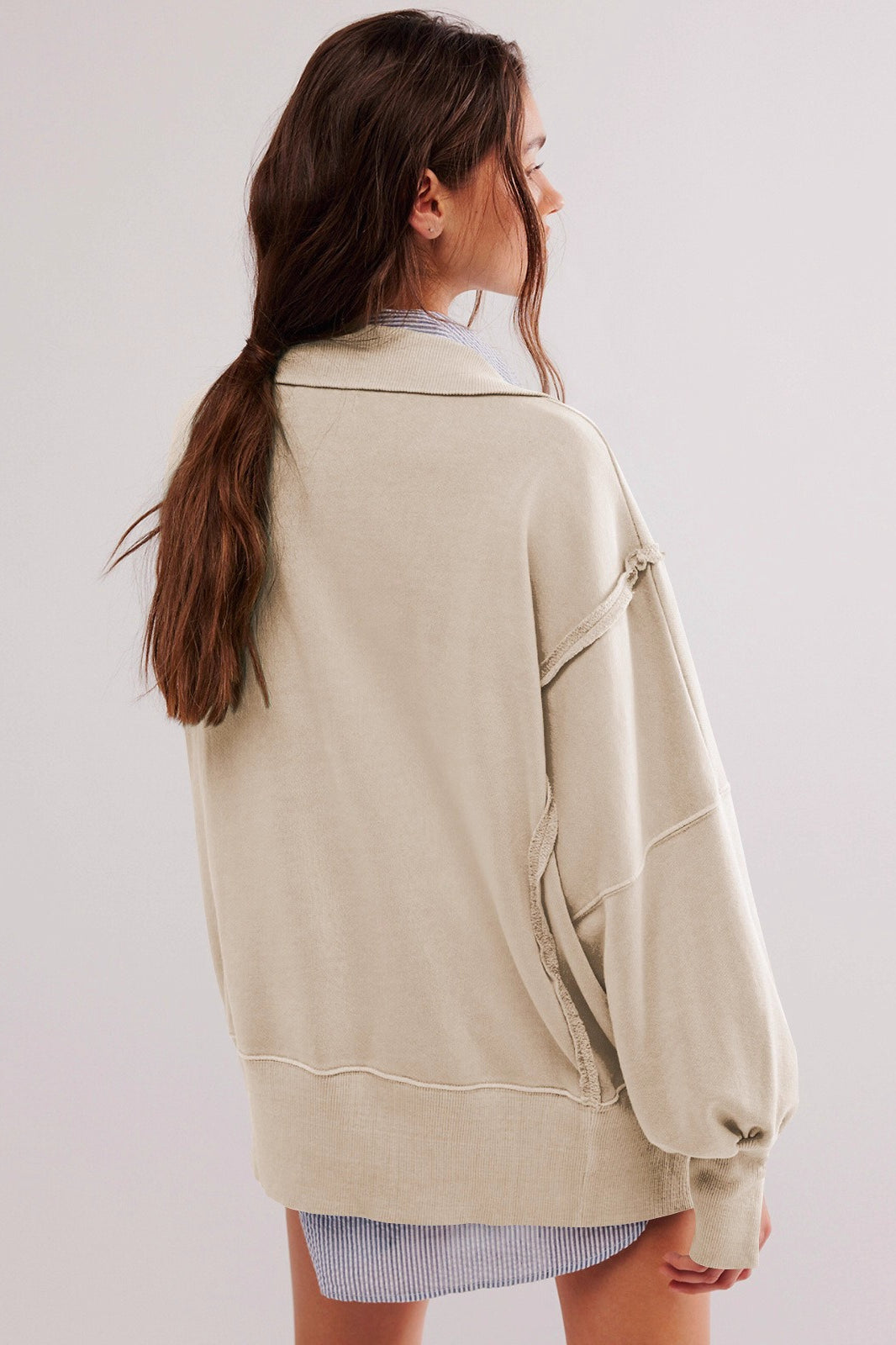 Rückansicht des oversized Damen Sweatshirts mit langen Ärmeln