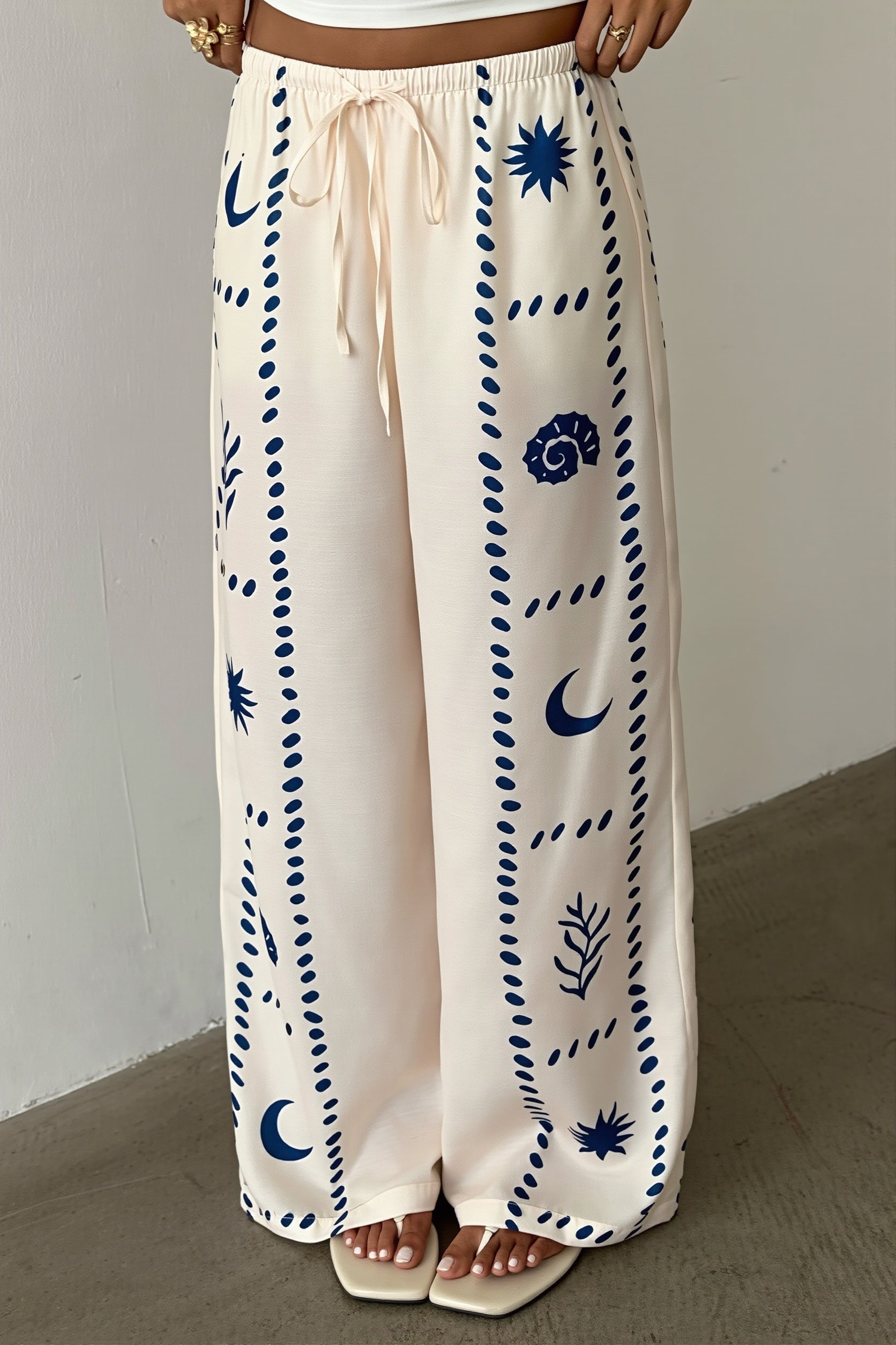 Damen weite Hose mit Print und Bindeband in Rückansicht