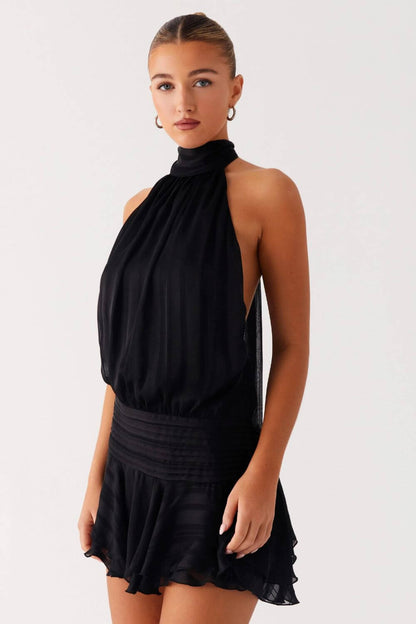 Satin-Kleid mit gerafftem Ausschnitt und kurzen Rüschenärmeln