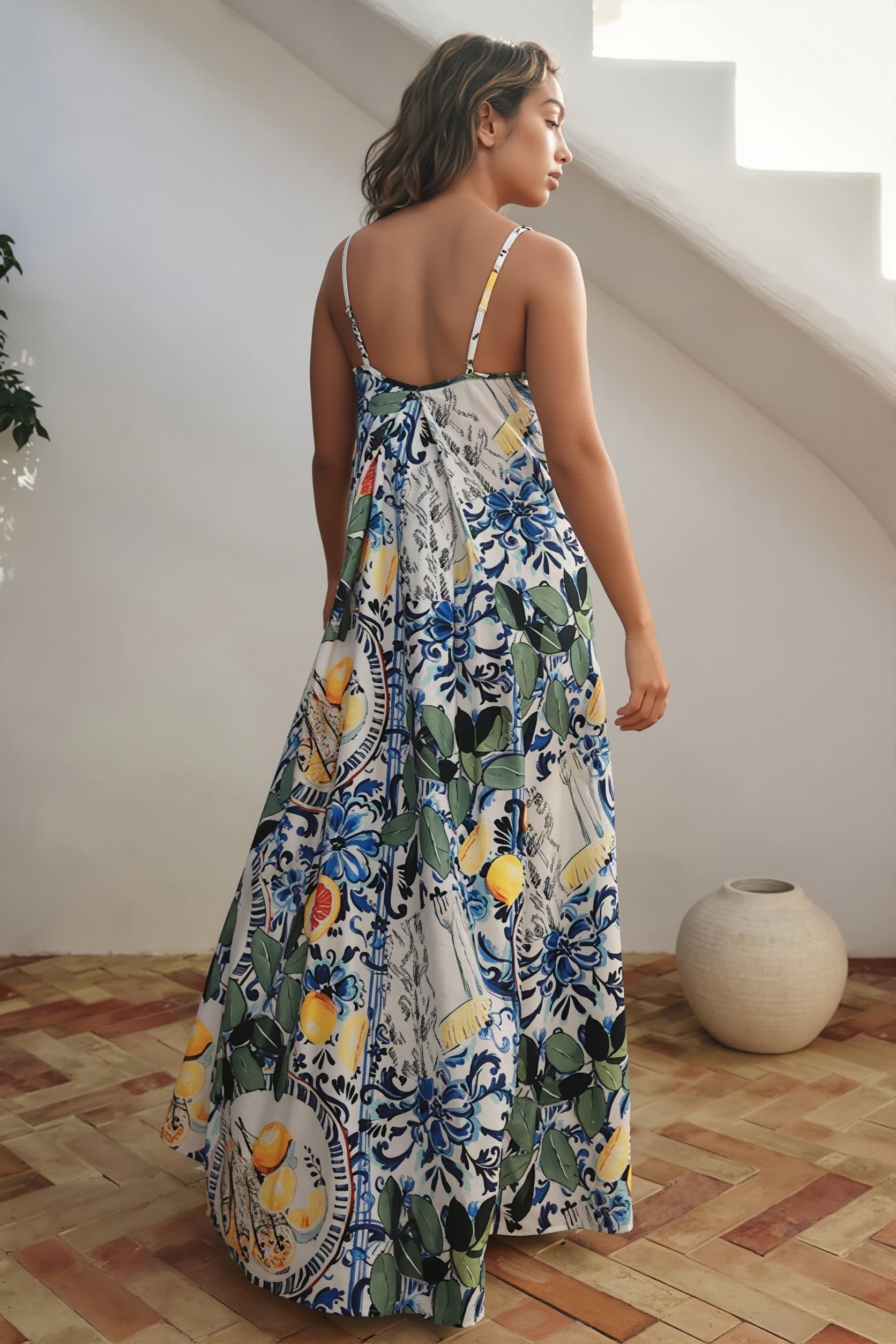 Detailansicht des Pflanzenprints auf dem Damen-Maxikleid mit lockerem Fall