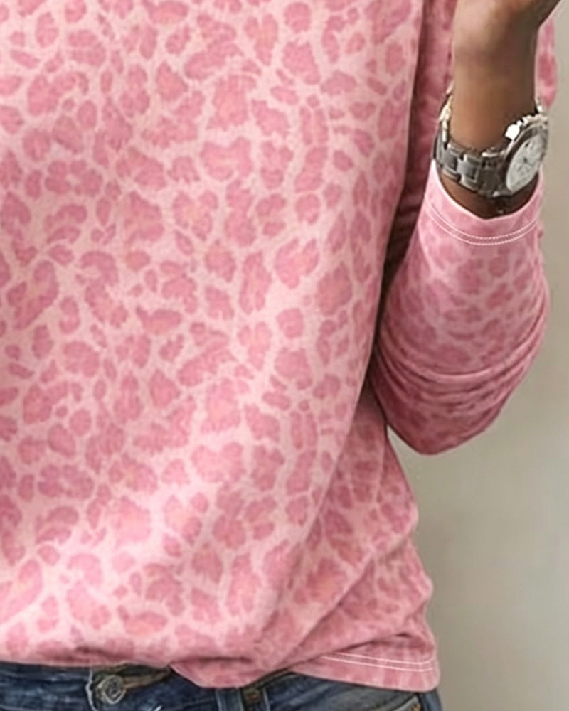 Damen-Langarmshirt mit Leopardenmuster als modischer Freizeitlook