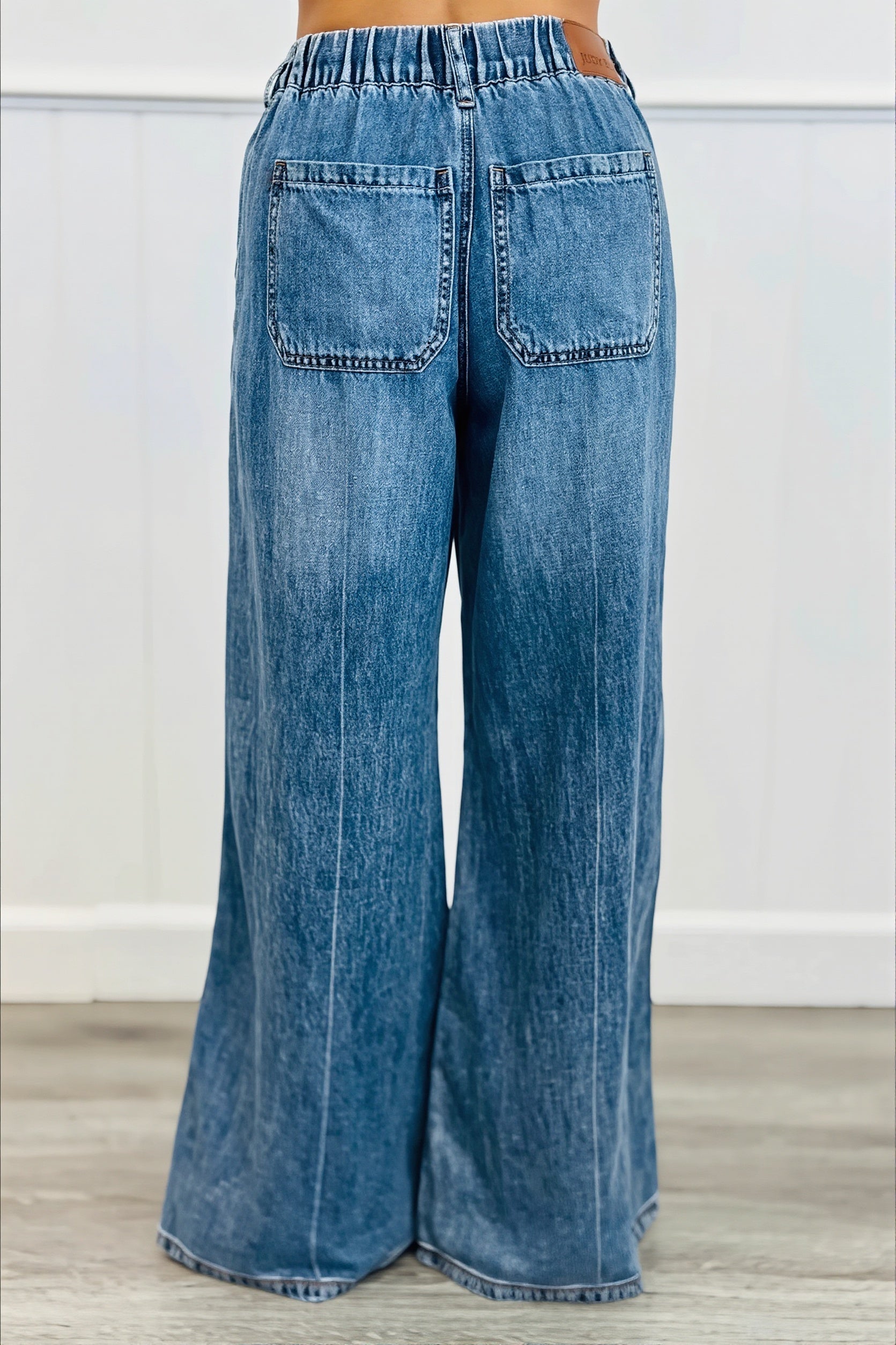Damenjeans mit geradem Bein und verwaschenem Denim in Seitenansicht