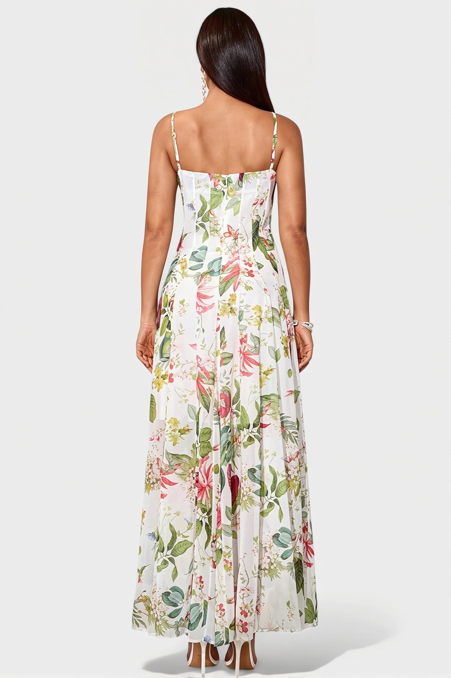 Detailansicht des Blumenprints und des Cami-Oberteils am Maxikleid