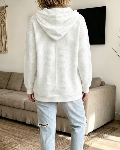 Gerippter Hoodie mit Kordelzug als lässiges Freizeitoutfit getragen