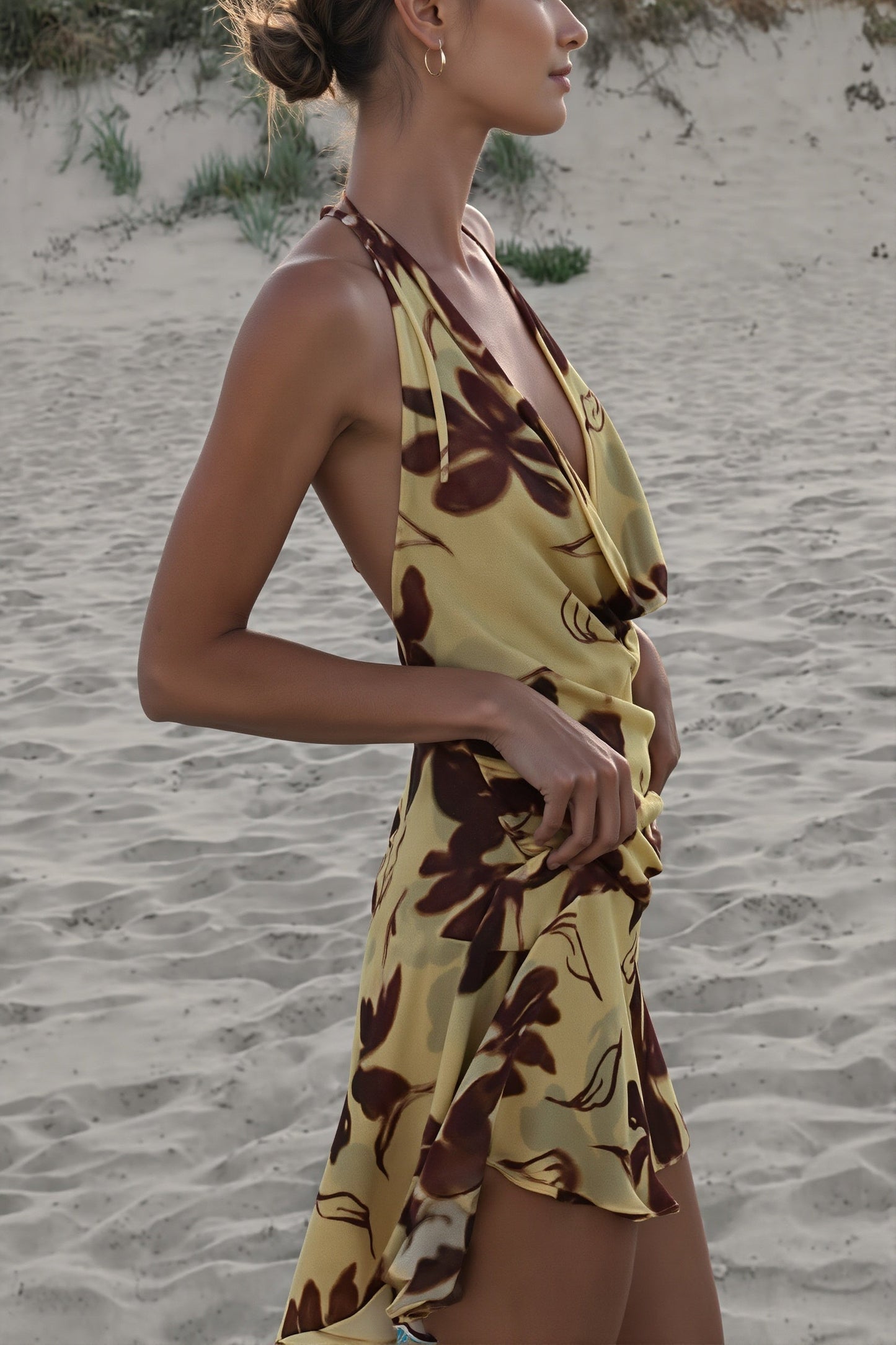 Damen-Minikleid mit Halterneck und floralem Muster im Detail