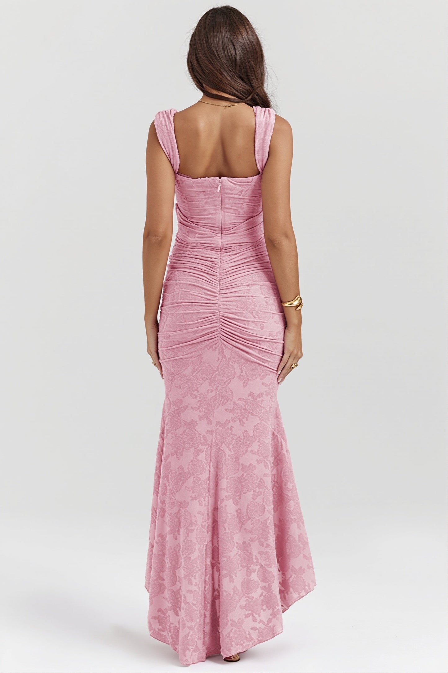 Detailaufnahme der floralen Spitze am eleganten Maxikleid