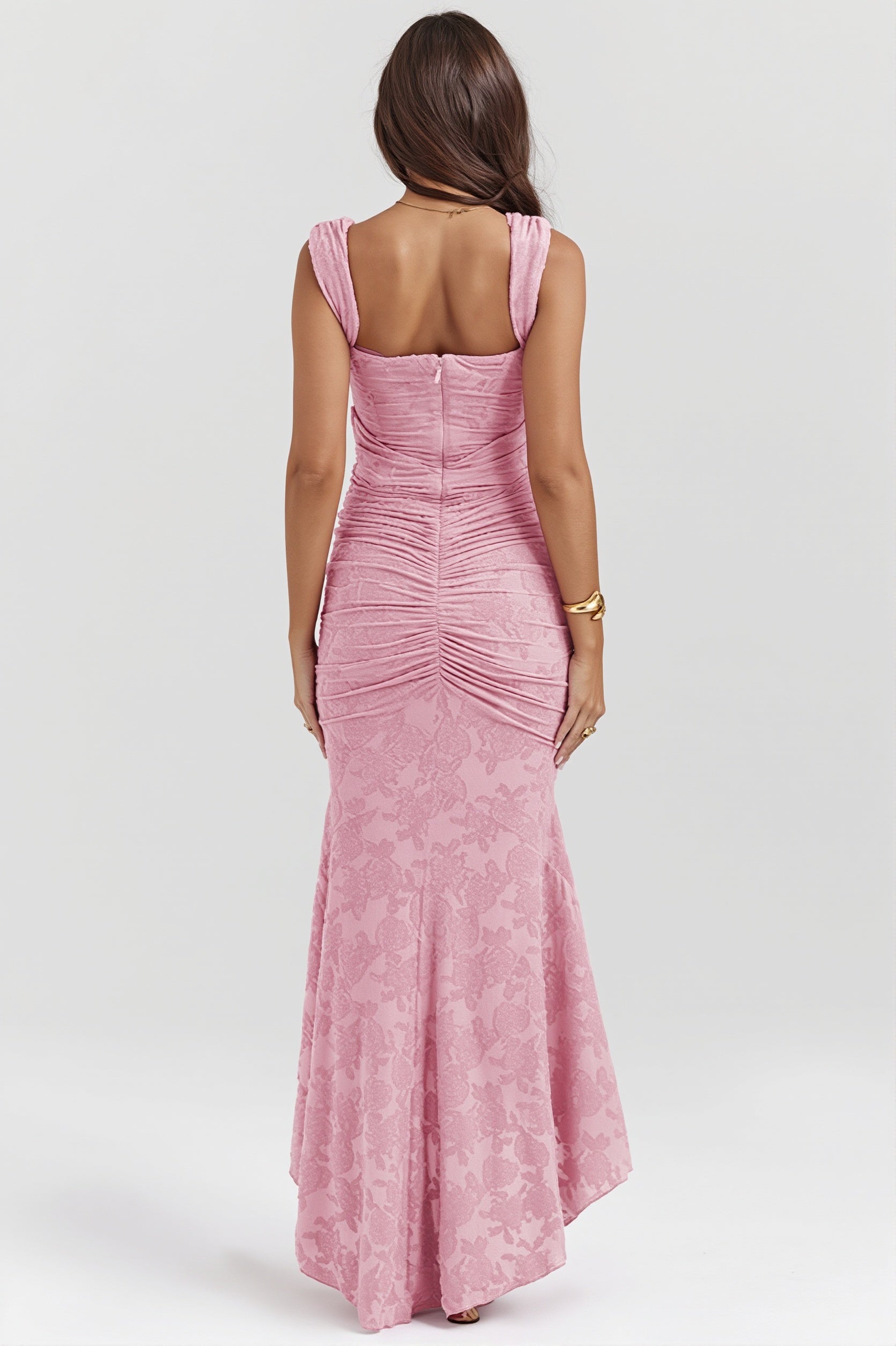 Detailaufnahme der floralen Spitze am eleganten Maxikleid
