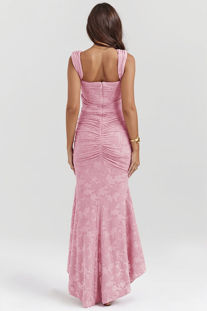 Detailaufnahme der floralen Spitze am eleganten Maxikleid