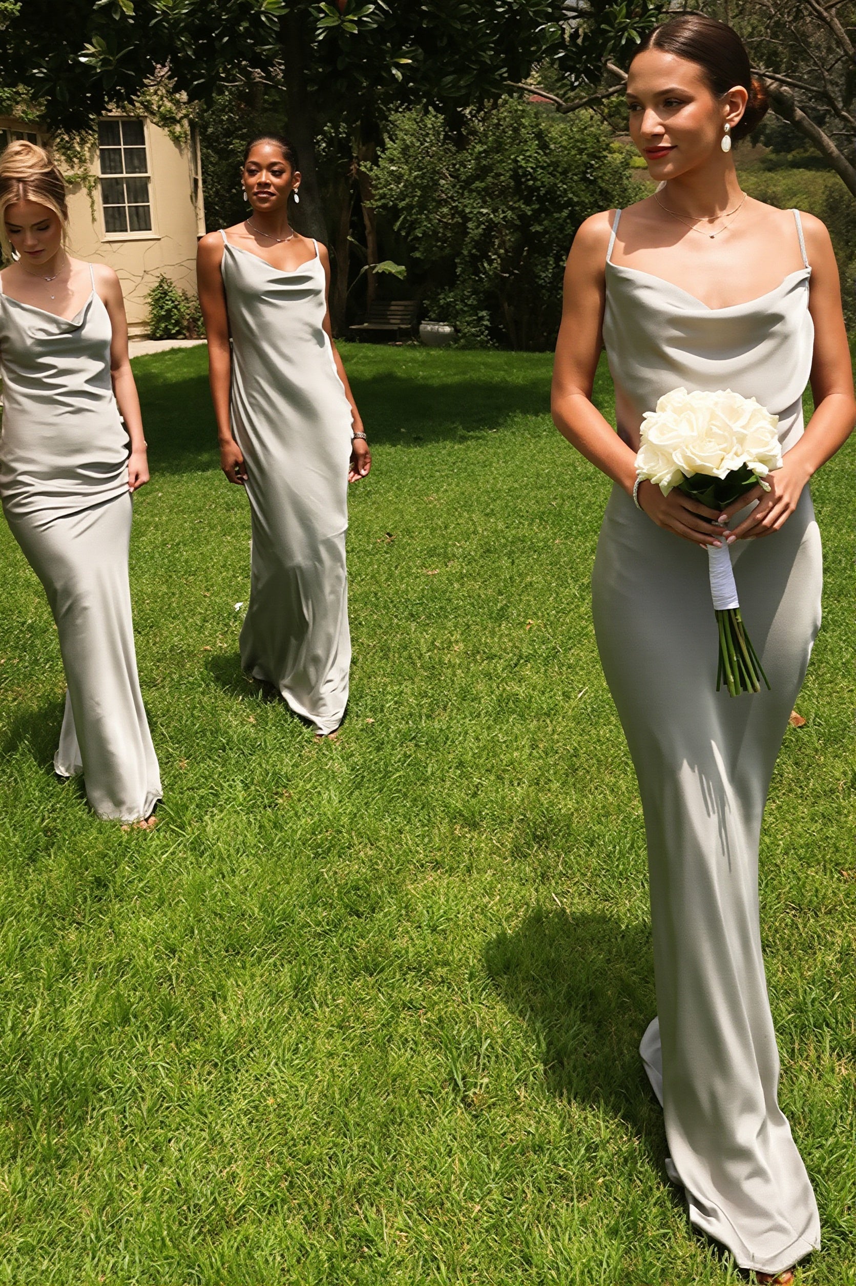 Elegantes Maxikleid mit Blumenapplikation am Träger