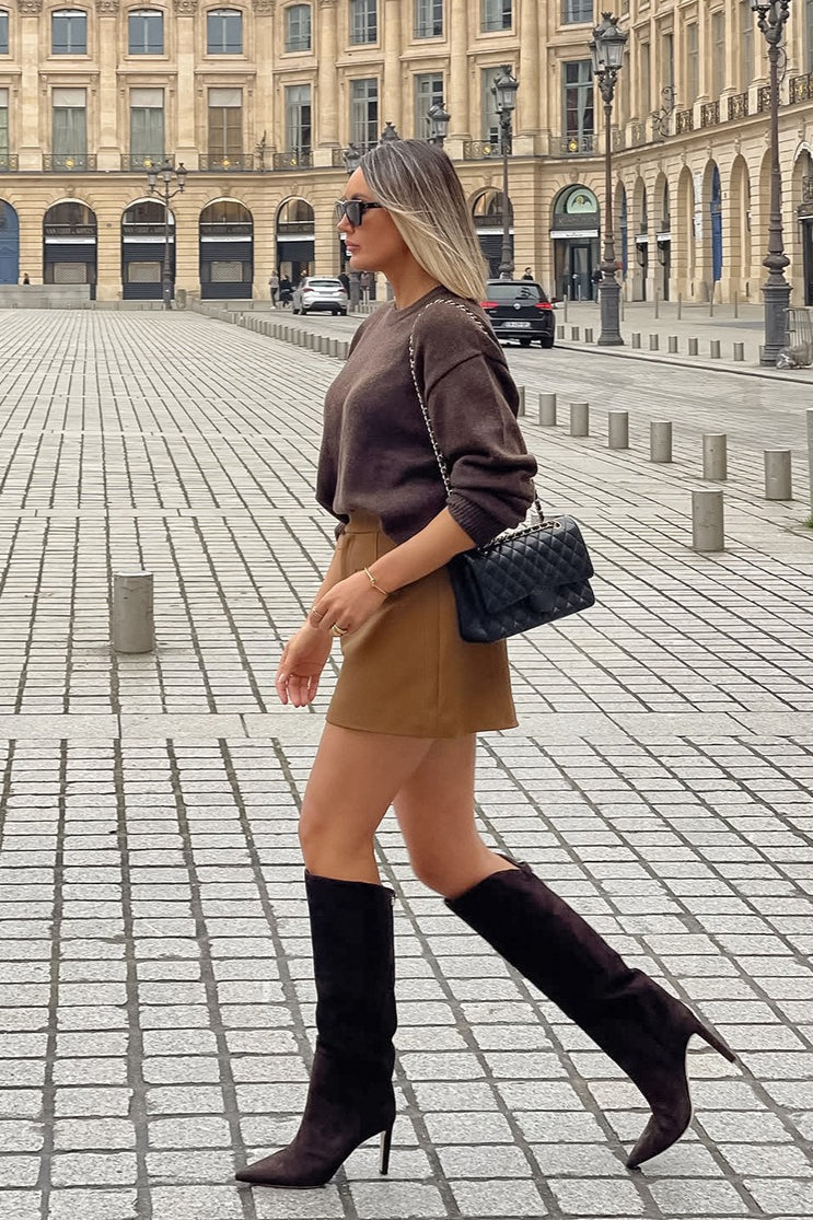 Damen Outfit mit khakifarbenem Minirock in A-Linie und hoher Taille