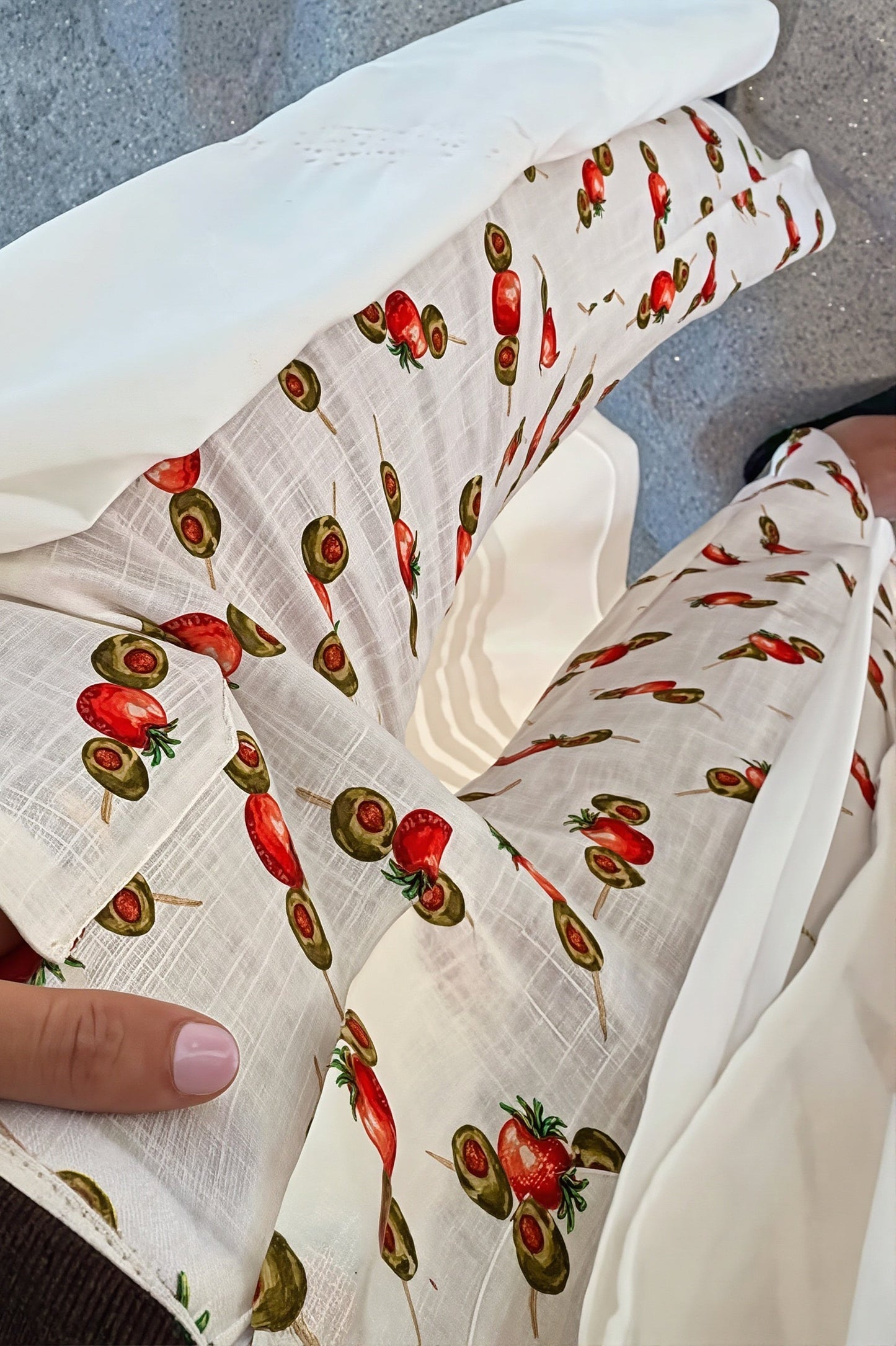 Nahaufnahme des Hummerprints auf der Damen Straight-Leg-Hose
