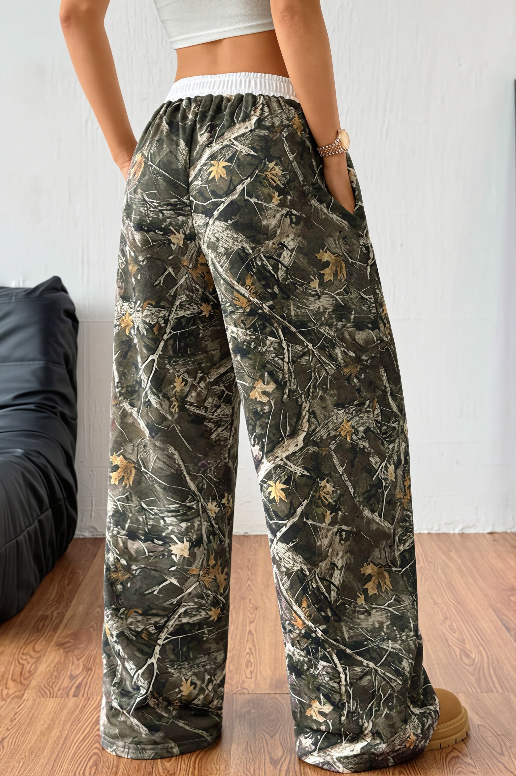 Nahaufnahme des hohen Bundes der Damenhose mit Print