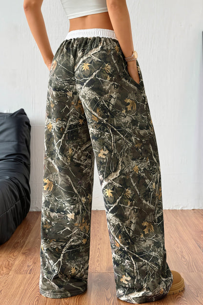 Nahaufnahme des hohen Bundes der Damenhose mit Print