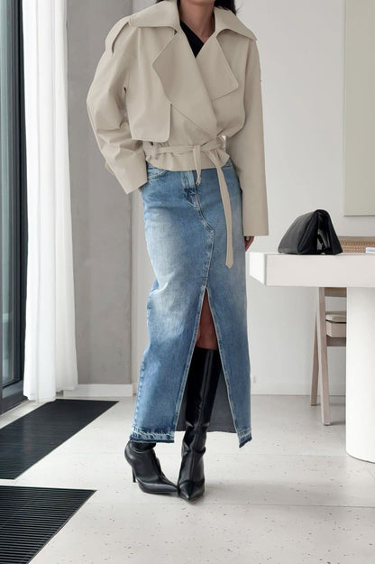 Rückansicht der Damen Kurzjacke mit Gürtel
