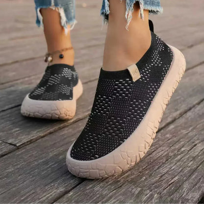 Damen Slip-On Sneaker mit gepolsterter Sohle in schräger Vorderansicht