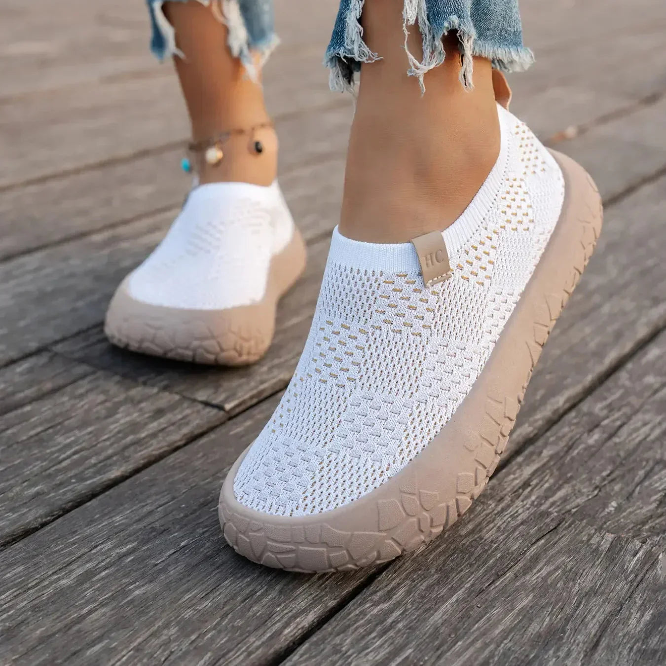 Damen Slip-On Sneaker mit Strickobermaterial in schräger Seitenansicht