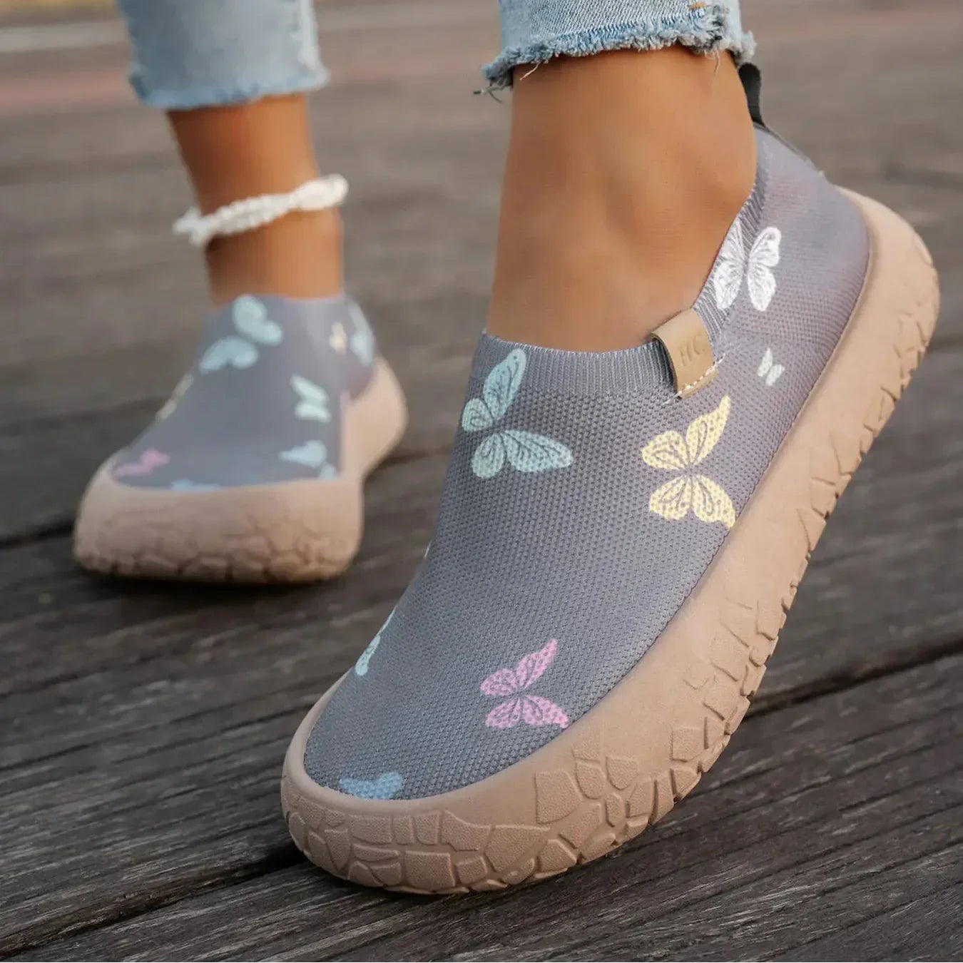 Damen Slip-On Sneaker mit Dämpfung als Paar auf weißem Hintergrund