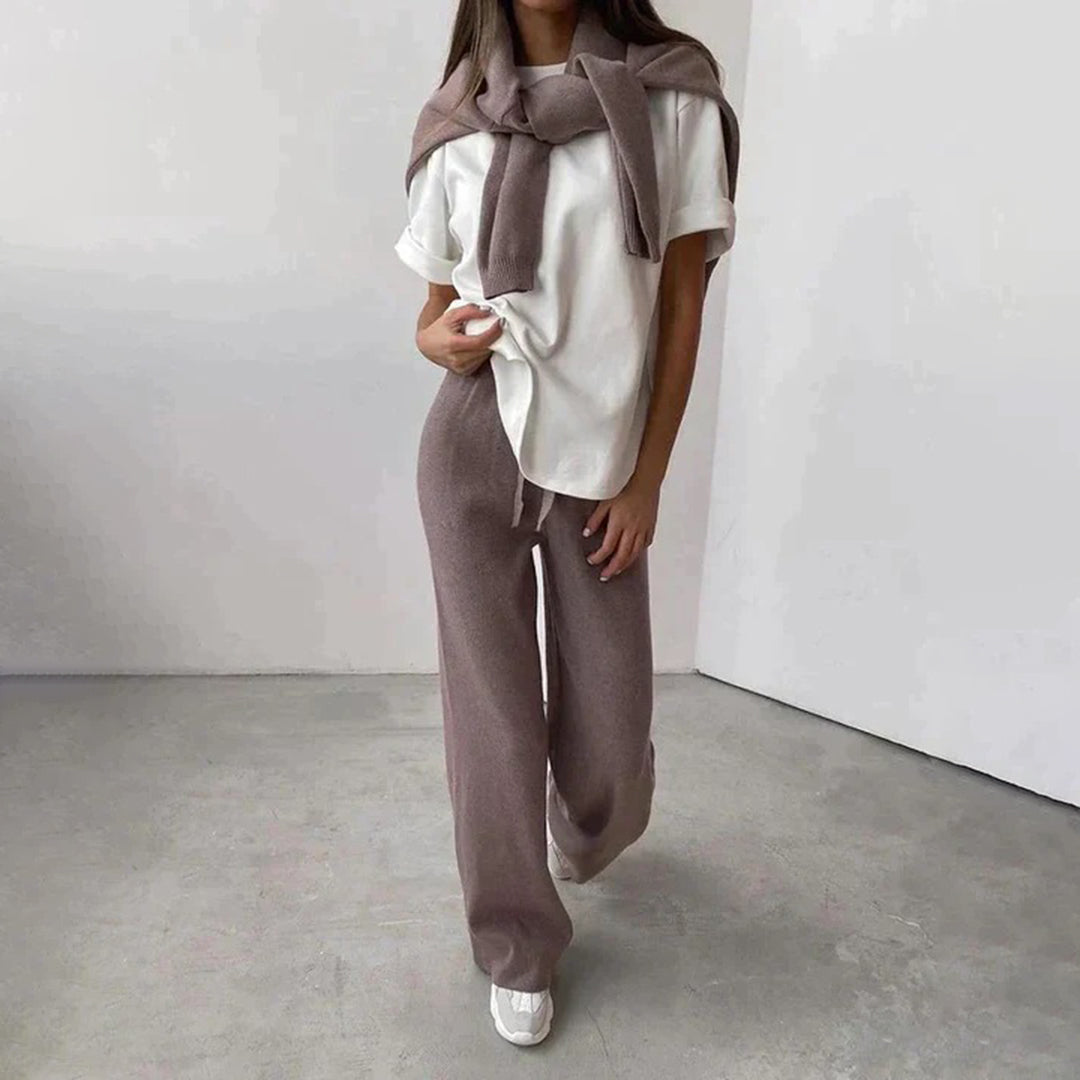 Damen im kaffeebraunen Strick-Set für einen stilvollen Alltagslook
