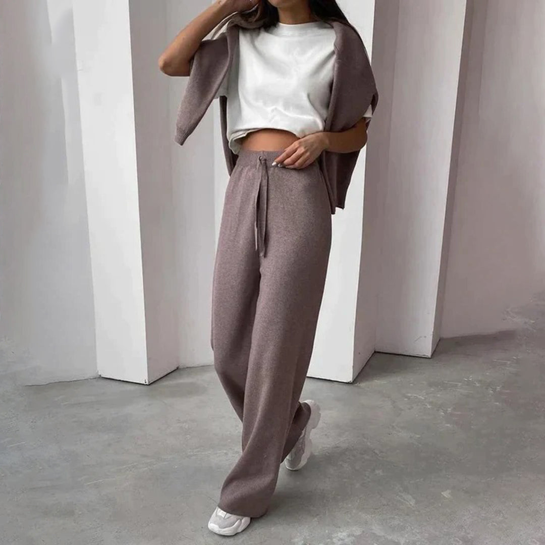 Detailansicht des kaffeebraunen Strickmaterials am Damen-Zweiteiler