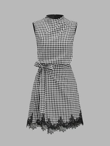 Damen Minikleid mit Spitzenbesatz und kariertem Muster im Detail