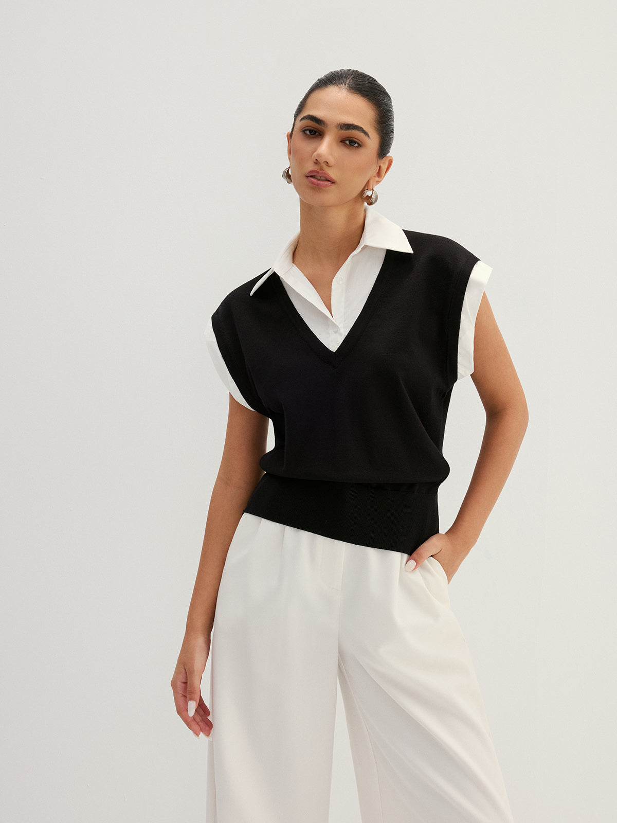 Damen Strickbluse mit Kragen in Layered Optik aus schräger Ansicht