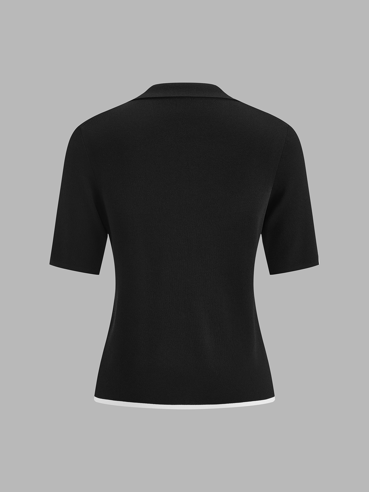 Detailansicht des Kragens mit Kontrastbesatz am Damen Stricktop