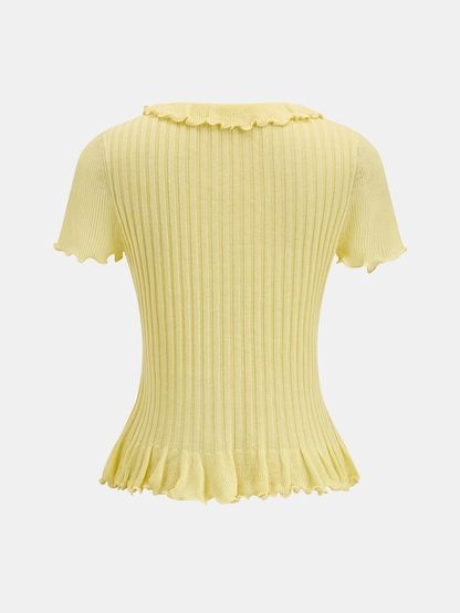 Damen Stricktop aus Rippstrick mit kurzen Rüschenärmeln im Detail