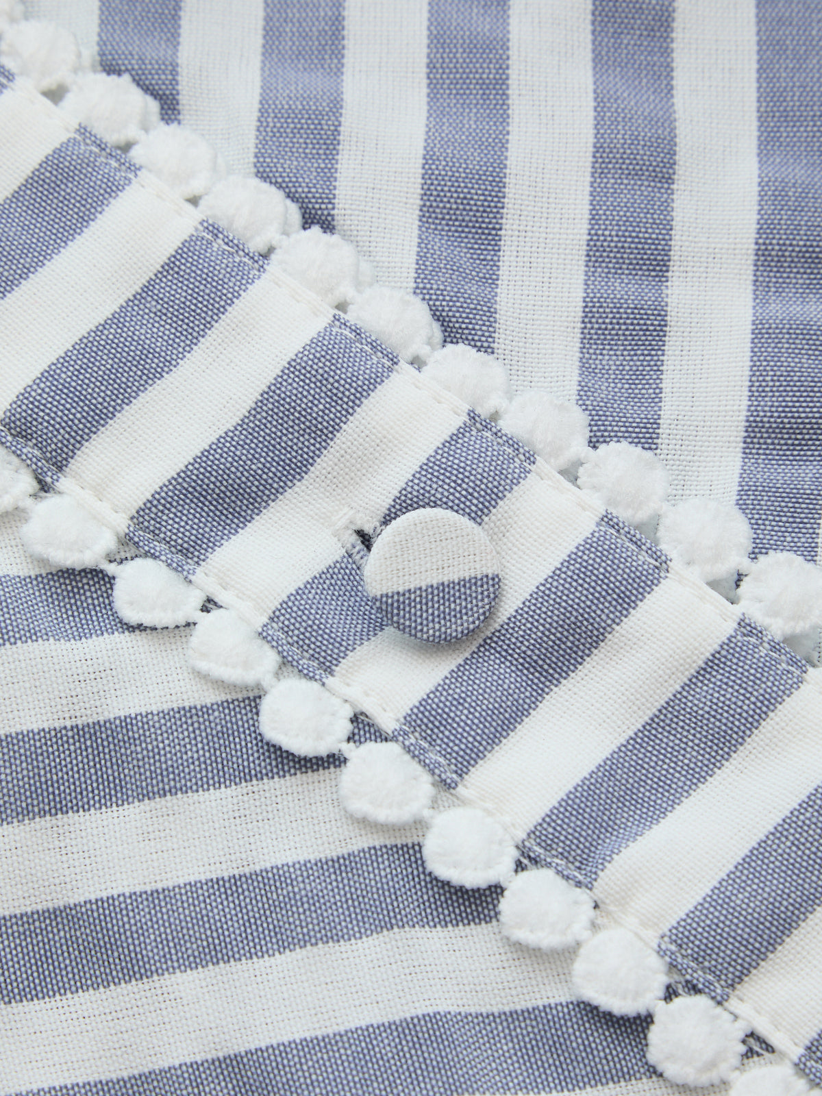 Rückansicht eines gestreiften Damen Midikleids mit Neckholder